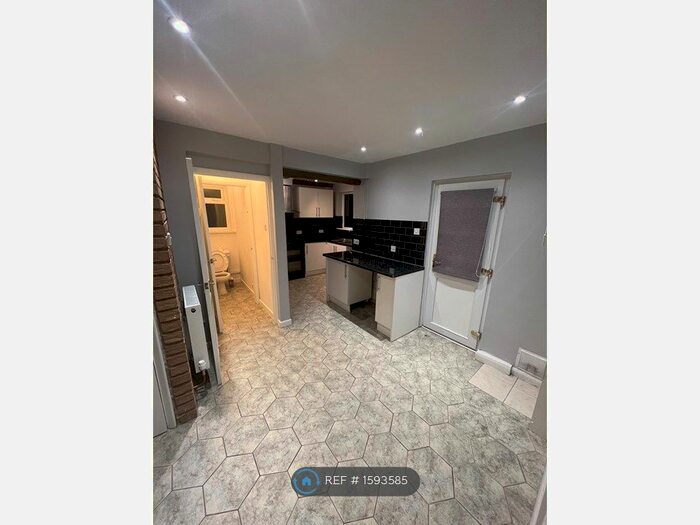 5 Bedroom Semi-Detached House To Rent In Wheeler Avenue, Swindon, SN2