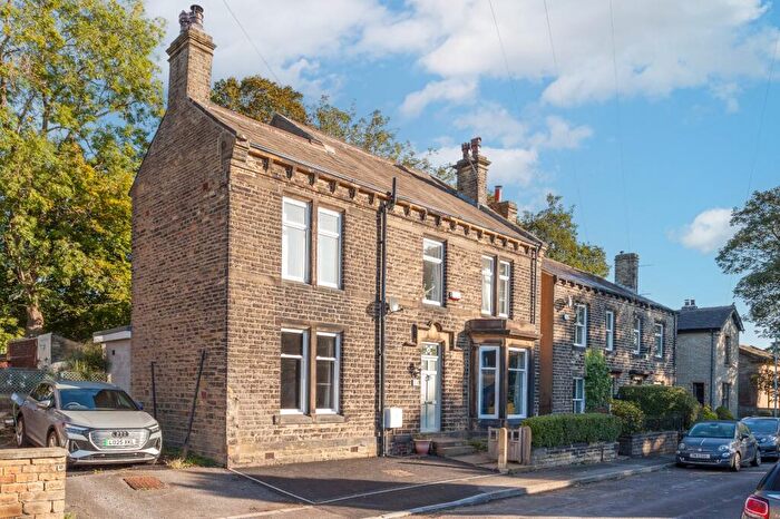 4 Bedroom Detached House For Sale In Heaton Avenue, Cleckheaton, BD19