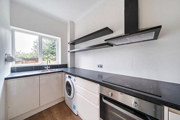 1 Bedroom Flat To Rent In Sunbury, Surrey, TW16