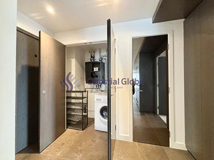 2 Bedroom Flat To Rent In Chronicle Tower, City Road, Islington, London, EC1V
