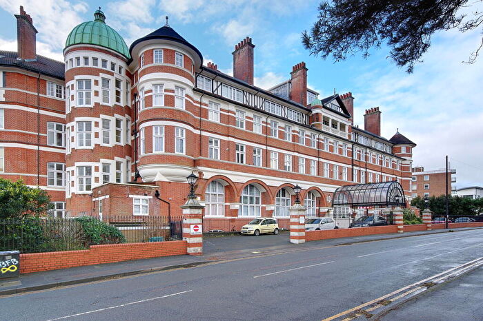 2 Bedroom Flat For Sale In Owls Road, Bournemouth, BH5
