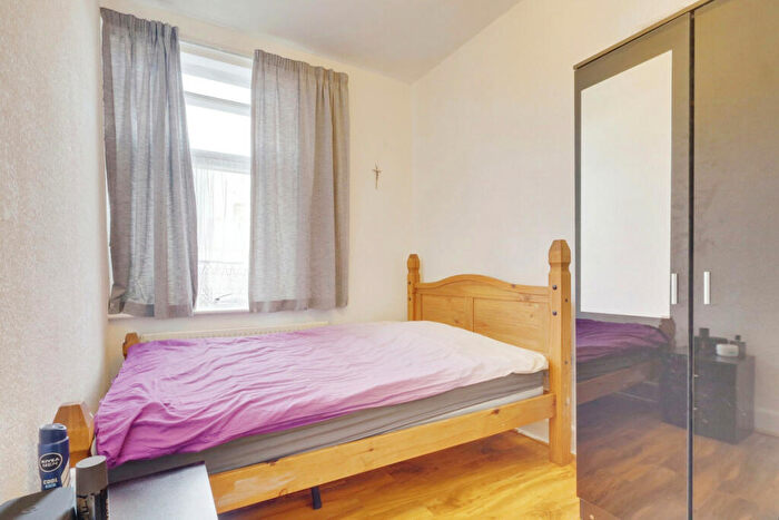 3 Bedroom Terraced House For Sale In Fairfax Drive, Westcliff-on-sea, SS0