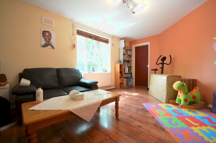 2 Bedroom Apartment To Rent In Dunfield Road, Catford, SE6