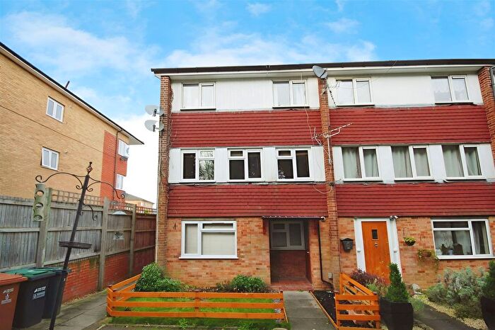 1 Bedroom Flat For Sale In Highlands, Oxhey, WD19