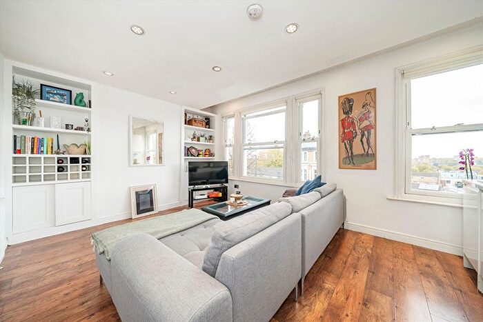 2 Bedroom Flat For Sale In Lavender Hill, Battersea, SW11