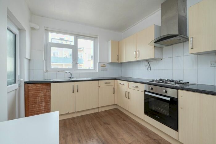 3 Bedroom Flat To Rent In Upper Tooting Park, London, SW17