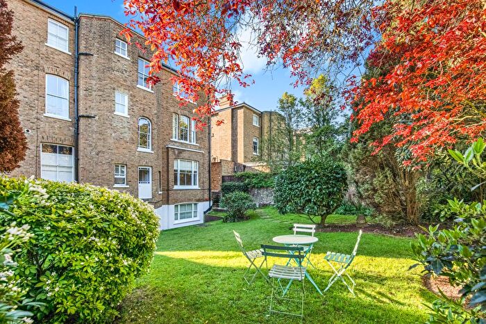 2 Bedroom Flat For Sale In , Queens Road, TW10