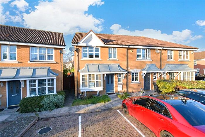 3 Bedroom End Terrace House For Sale In Heathside Close, Newbury Park, Ilford, Essex, IG2