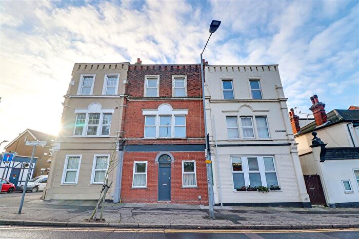 2 Bedroom Flat For Sale In Station Road, Westcliff-On-Sea, SS0