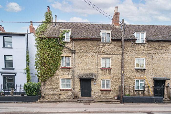 5 Bedroom Town House For Sale In Kings End, Bicester, OX26