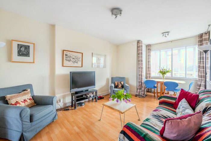 3 Bedroom Flat To Rent In Frithville Gardens, Shepherd's Bush, London, W12