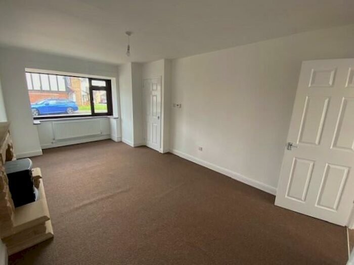 3 Bedroom Semi-Detached House To Rent In Fircroft Drive, Hucknall, Nottingham, NG15