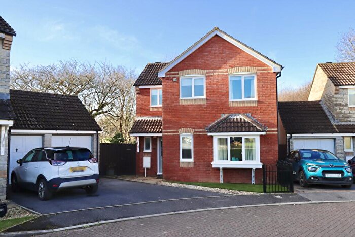 3 Bedroom Detached House For Sale In Forth Close, Street, BA16