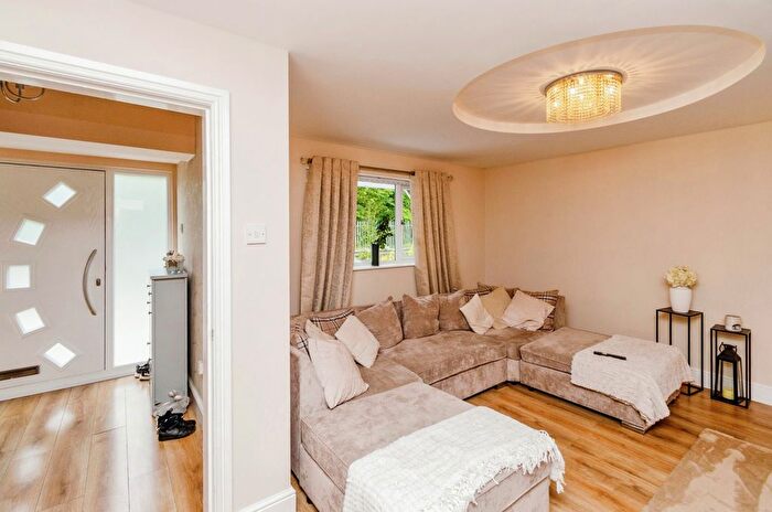 3 Bedroom End Of Terrace House For Sale In Murdock Way, Walsall, WS2