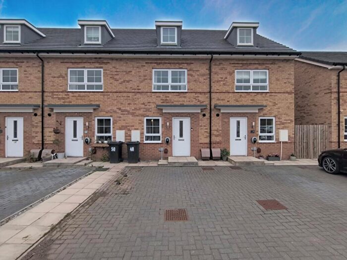 4 Bedroom Town House For Sale In Leafcutter Way, Cleckheaton, West Yorkshire, BD19