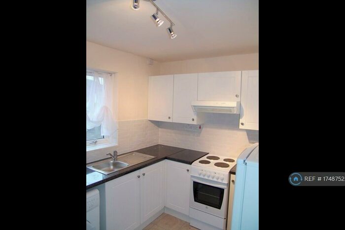 3 Bedroom Flat To Rent In Merlin Road, Irlam, Manchester, M44