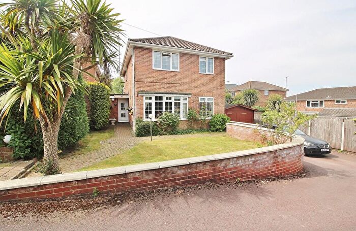 4 Bedroom Detached House For Sale In Oakmont Drive, Cowplain, PO8