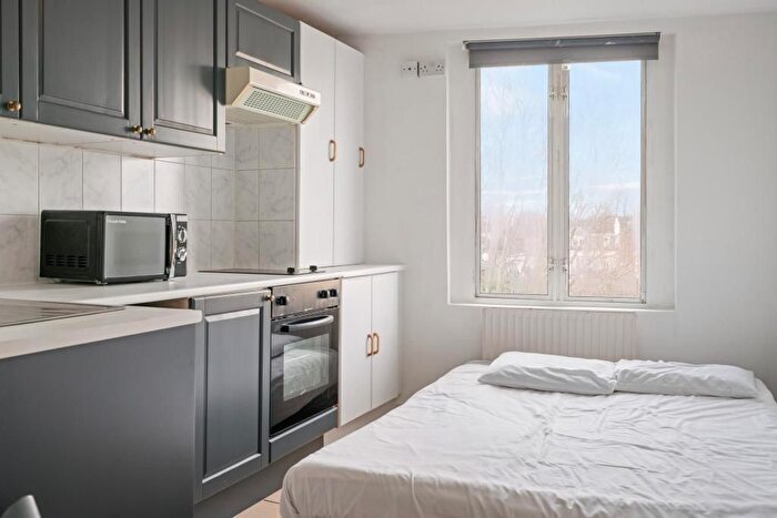 Studio To Rent In West Cromwell Road, Earls Court, London, SW5