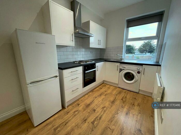 1 Bedroom Flat To Rent In Fencepiece Road, Essex, IG6