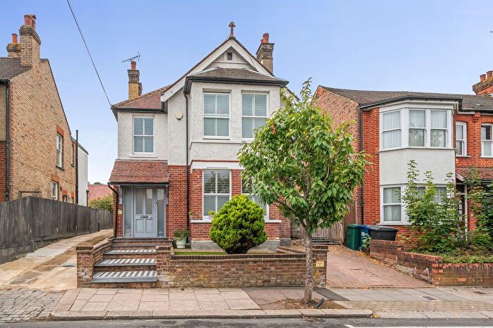 4 Bedroom Detached House For Sale In Byng Road, Barnet, EN5