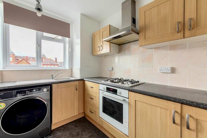 3 Bedroom Flat To Rent In Garratt Lane, London, SW17