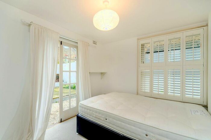 2 Bedroom Flat To Rent In Rotherwood Road, West Putney, London, SW15