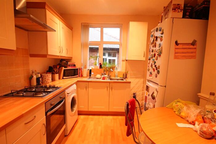 3 Bedroom Flat To Rent In Shaftesbury Grove, Heaton, NE6