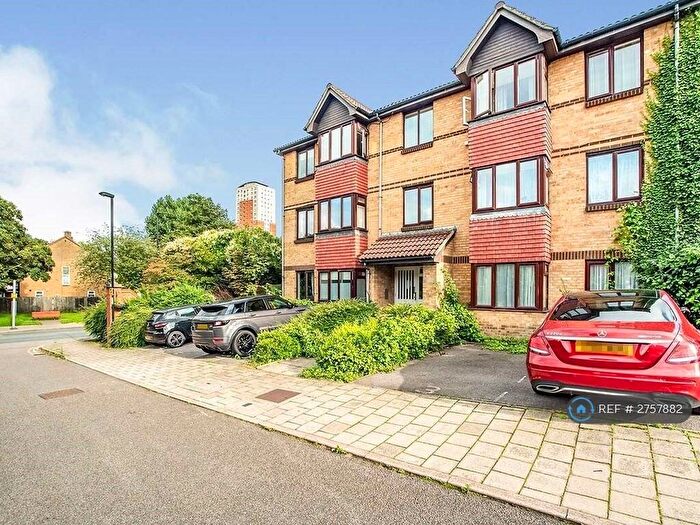 2 Bedroom Flat To Rent In Sterling Gardens, London, SE14