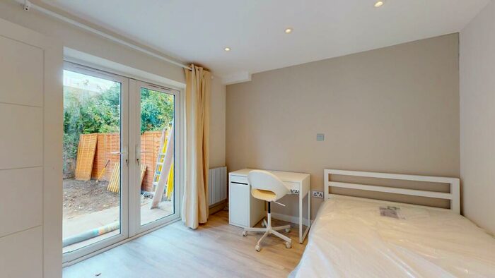 6 Bedroom Flat To Rent In Bonner Hill Road, KT1