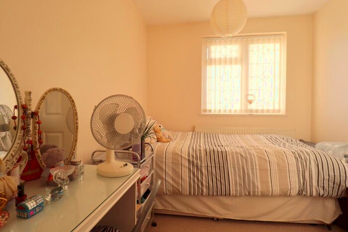 3 Bedroom Semi-Detached House For Sale In Ilford Close, Stopsley, Luton, Bedfordshire, LU2
