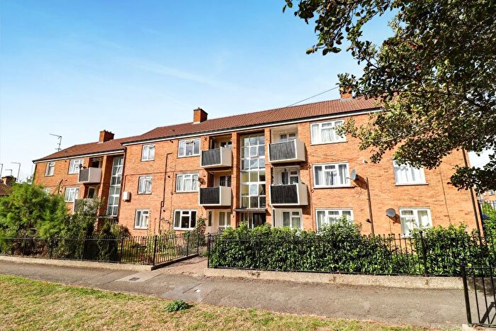 2 Bedroom Flat For Sale In The Fairway, Bedford, MK41