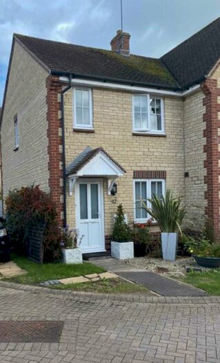 2 Bedroom Semi-Detached House To Rent In Woodpecker Close, Bicester, OX26