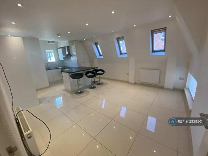 2 Bedroom Flat To Rent In Wayside, London, NW11