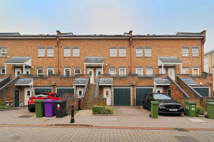 2 Bedroom Maisonette For Sale In Schooner Close, Isle Of Dogs, E14