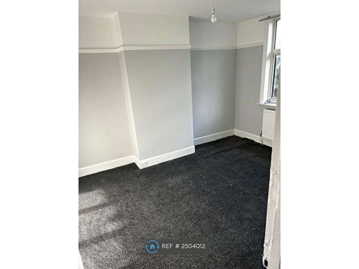 3 Bedroom Semi-Detached House To Rent In Montrose Avenue, Luton, LU3