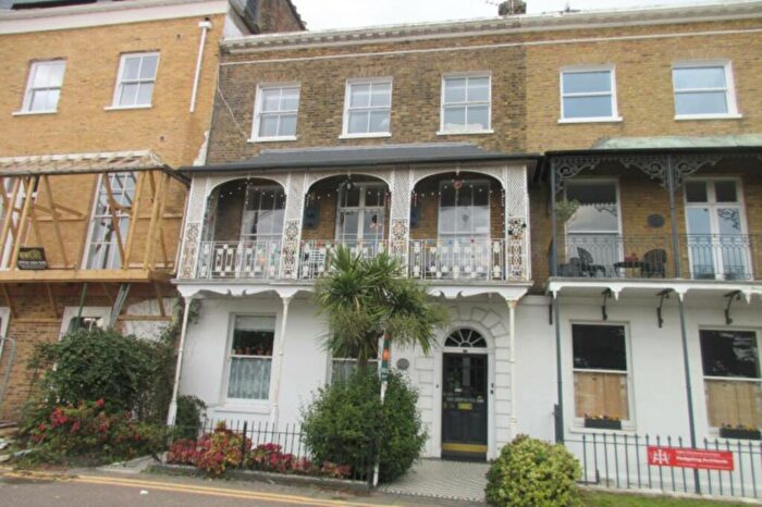 1 Bedroom Apartment For Sale In Royal Terrace, Southend On Sea, SS1