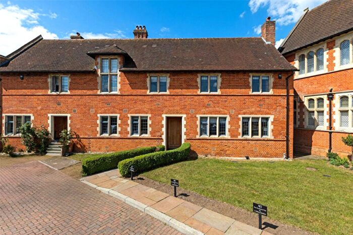 3 Bedroom House For Sale In Abbey Gardens, Upper Woolhampton, Reading, Berkshire, RG7