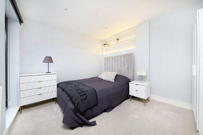 3 Bedroom Terraced House For Sale In Battersea Bridge Road, Battersea Park, SW11