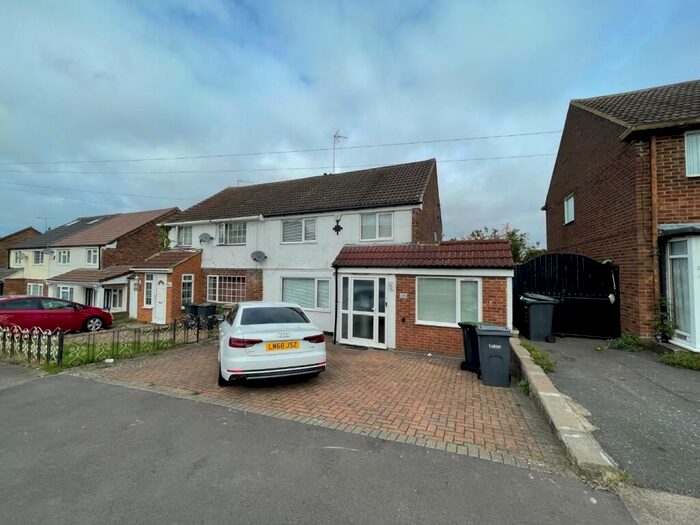 4 Bedroom Semi-Detached House To Rent In Bradley Road, Luton, Bedfordshire, LU4