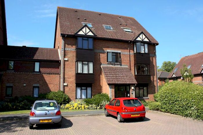 Studio To Rent In Tintagel Way, Woking GU22