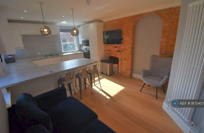 3 Bedroom Flat To Rent In London Road, Reading, RG1