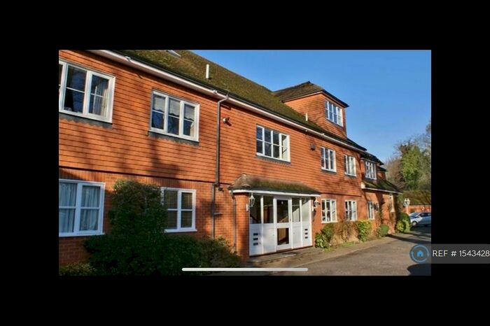 2 Bedroom Flat To Rent In Leigh Corner, Cobham, KT11