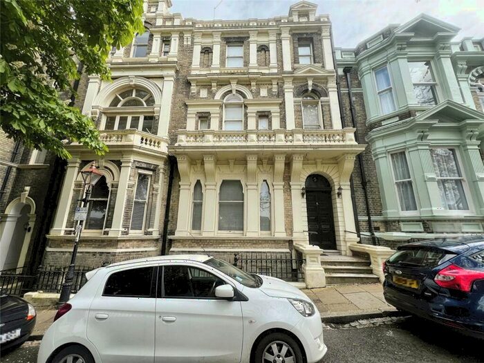 2 Bedroom Flat To Rent In Castle Hill, Rochester, Kent, ME1