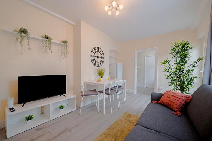 2 Bedroom Flat To Rent In Martell Road, London, SE21