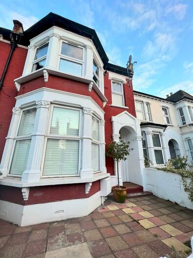 3 Bedroom Flat To Rent In Wightman Road, London, N8