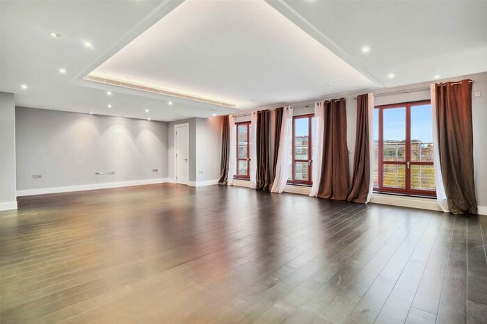 3 Bedroom Flat To Rent In Lancelot Place, London, SW7