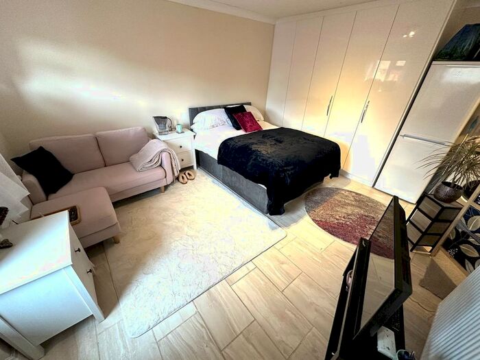 1 Bedroom Studio To Rent In Brabazon Road, Hounslow, TW5