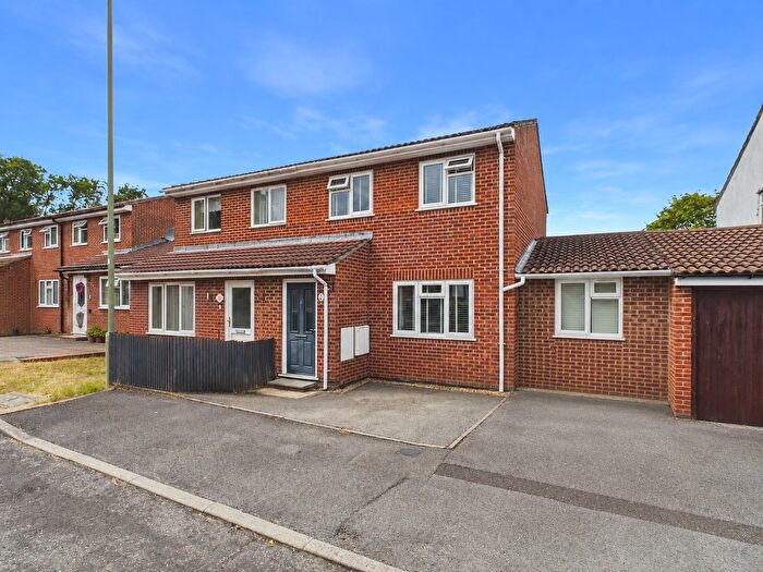 3 Bedroom Semi Detached House For Sale In Mathias Walk, Basingstoke, RG22