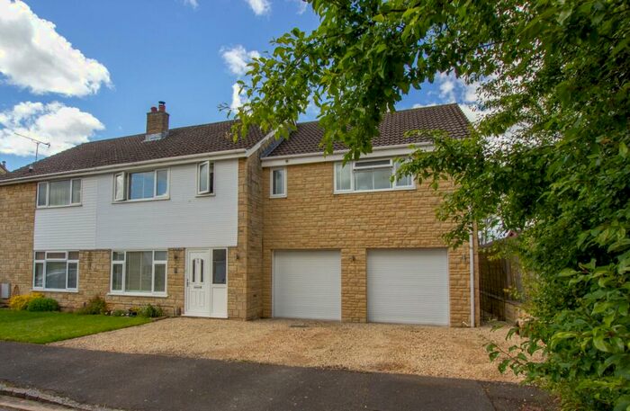 4 Bedroom Semi-Detached House To Rent In Sellwood Drive, Carterton, OX18