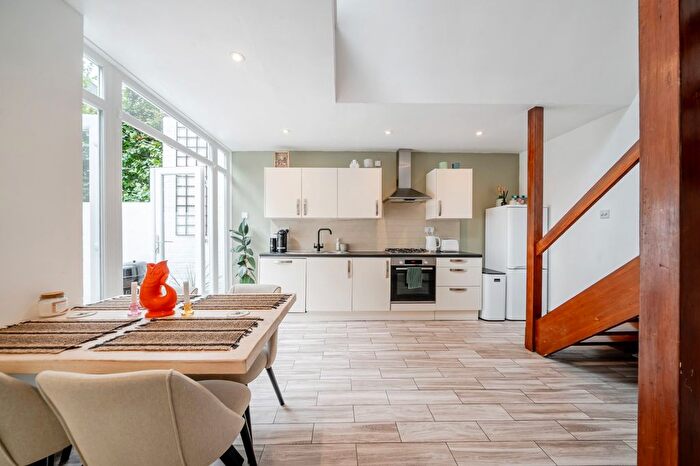 2 Bedroom Flat For Sale In Waldemar Avenue, Fulham, London, SW6